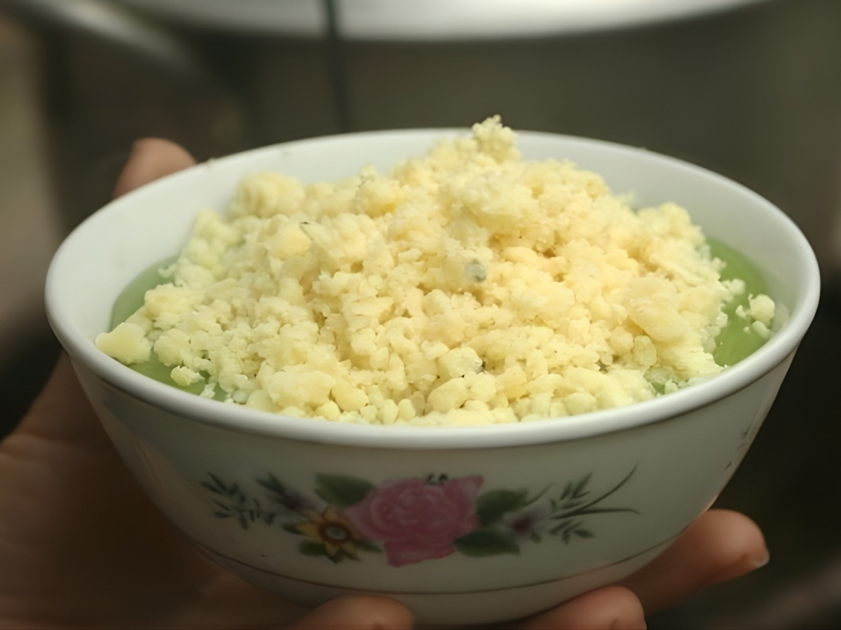 Bát bánh đúc sốt thành phẩm thơm ngon. (
