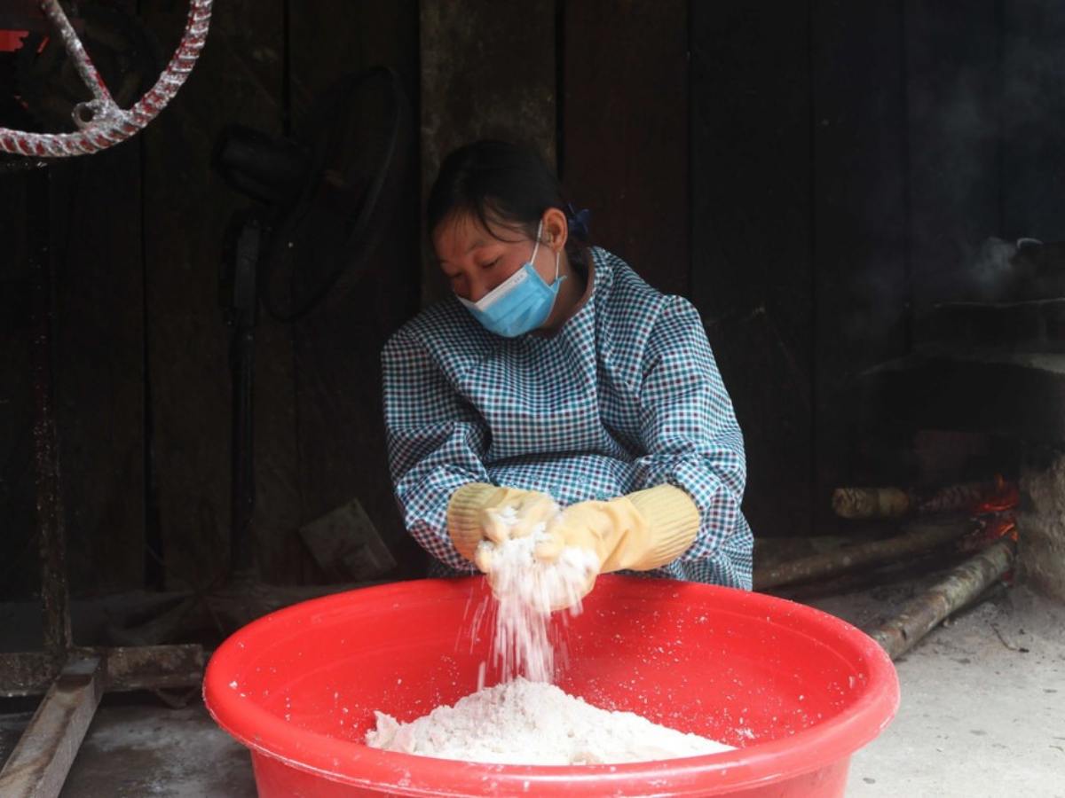 Công đoạn lọc bột khi làm miến.