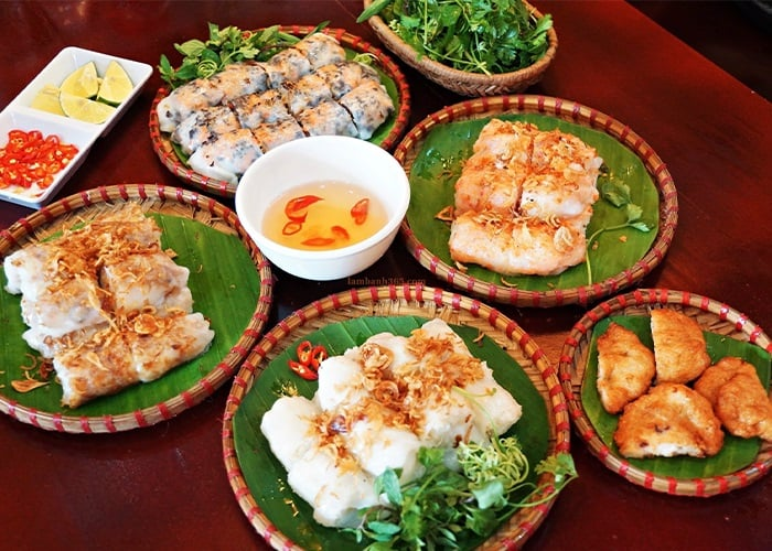 Bánh cuốn Thanh Hóa với lớp bánh mềm mịn, nhân đậm đà, ăn kèm hành phi và nước chấm chuẩn vị xứ Thanh.