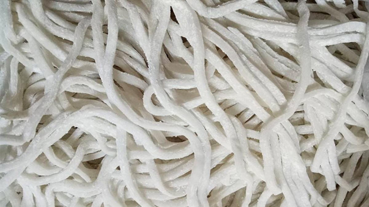 Sợi cháo canh trắng ngần, mềm dai, được làm thủ công từ bột gạo, tạo nên hương vị dân dã đặc trưng xứ Thanh.