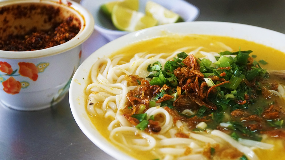 Nước dùng cháo canh Nghệ An thường trong và loãng hơn, ít sánh đặc so với cháo canh Thanh Hóa.