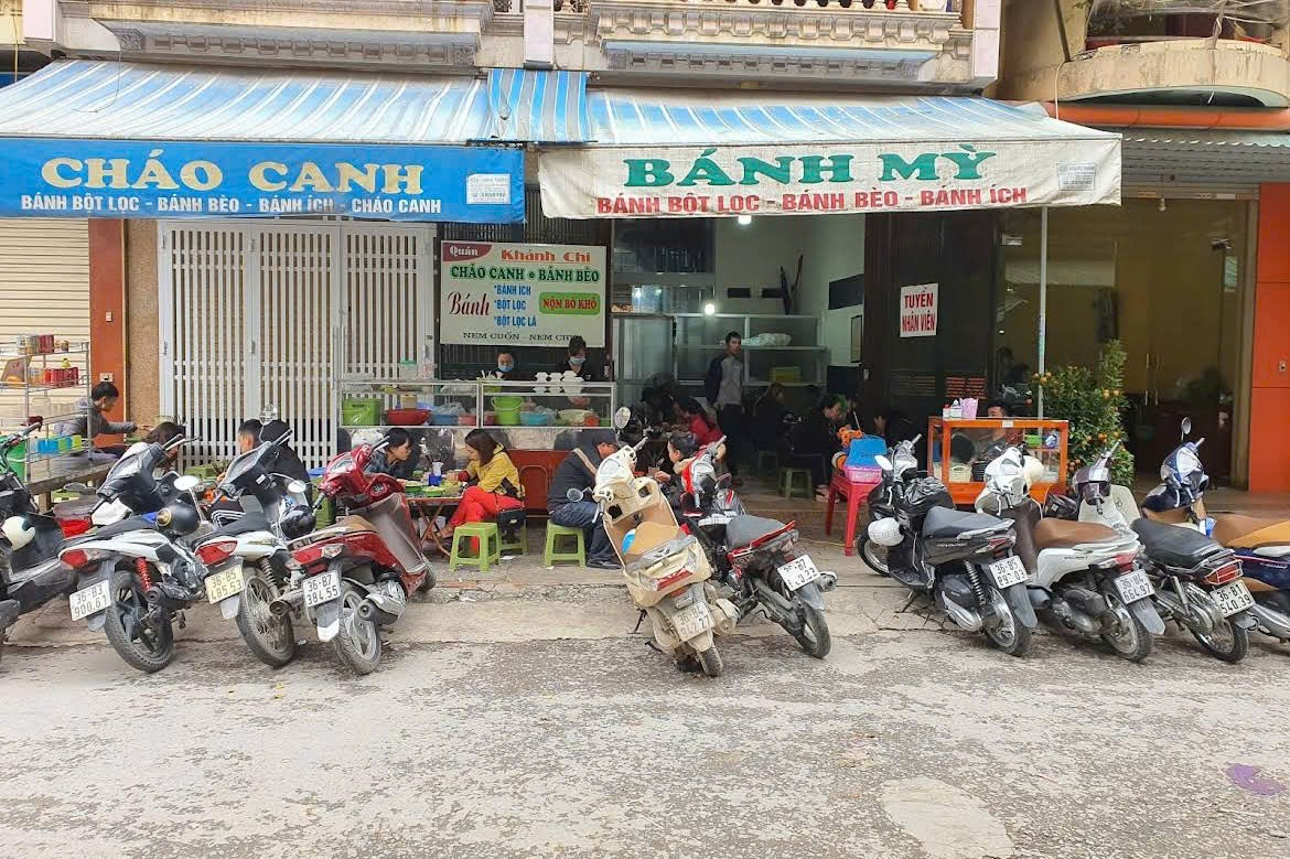 Quán cháo canh Thanh Hóa bình dân, đông khách mỗi ngày – hương vị truyền thống níu chân thực khách.