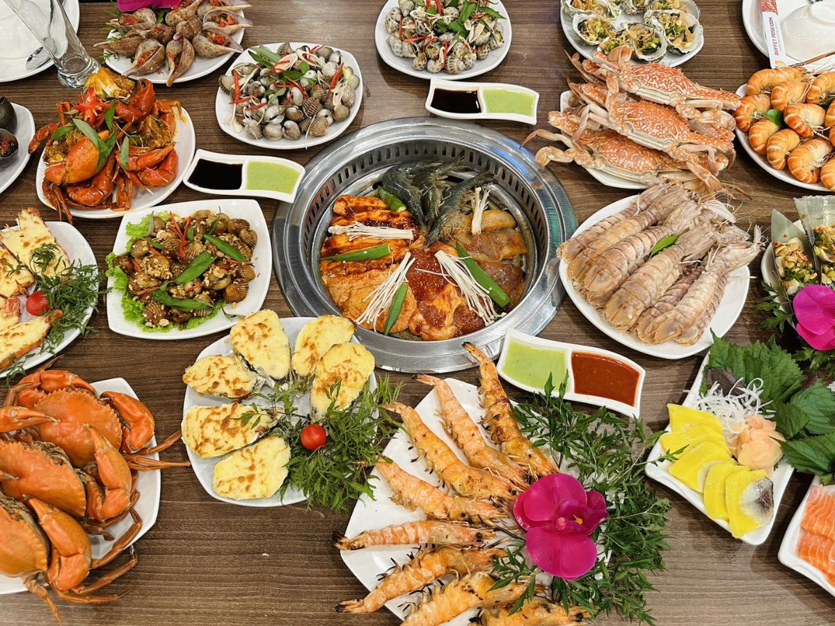 Lấy một lượng đồ ăn vừa đủ, tránh dư thừa, lãng phí khi ăn buffet hải sản. 