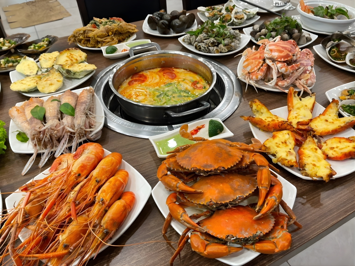 Buffet hải sản với đa dạng món ăn được chế biến thơm ngon, hấp dẫn, mang đến cho thực khách trải nghiệm ăn uống “thả ga”.