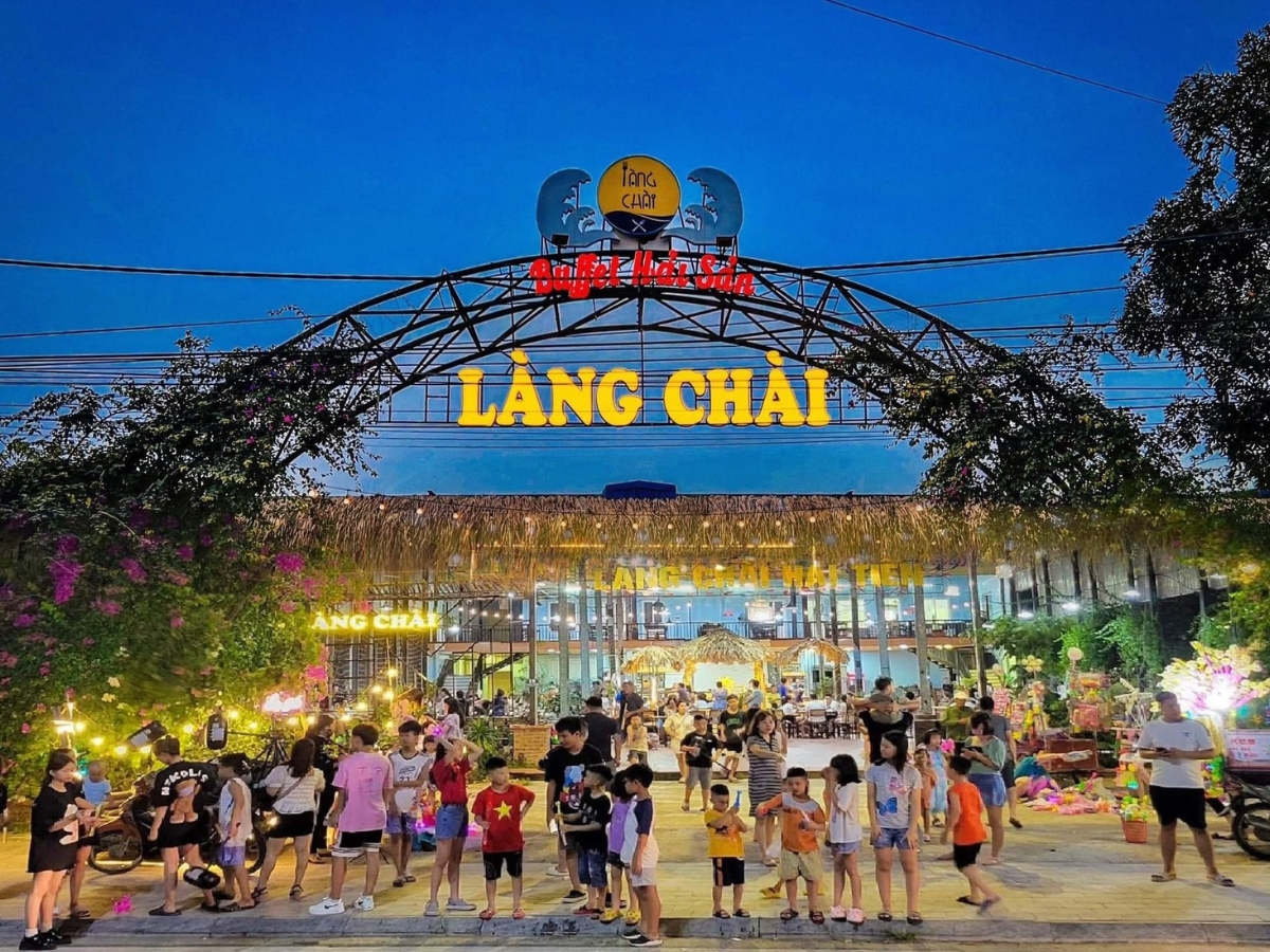 Nhà hàng Làng Chài sở hữu không gian rộng thoáng bên bờ biển Hải Tiến.