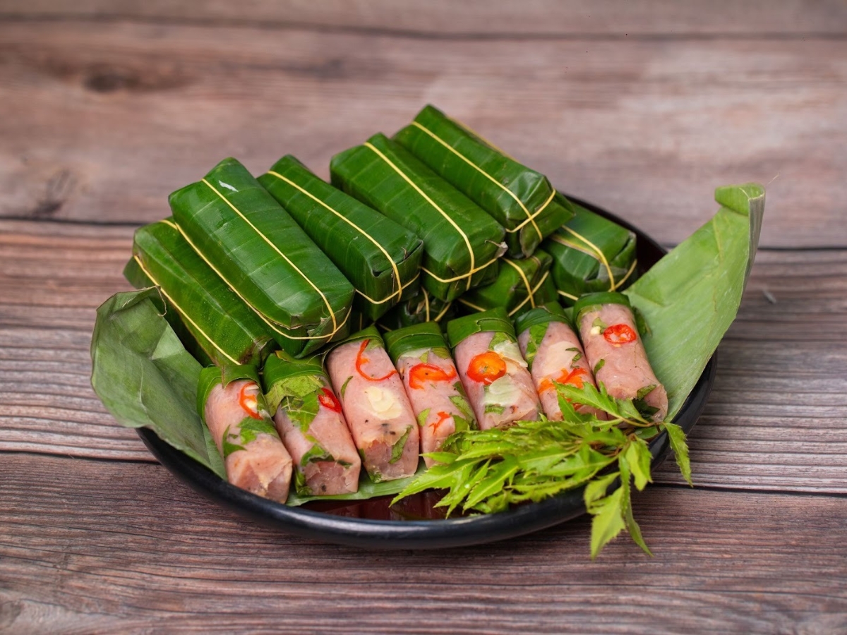 Nem chua Thanh Hóa với vị chua nhẹ, cay dịu, ai ăn cũng mê.