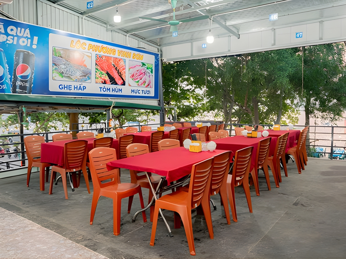 Nhà hàng Lộc Phương Vinh Sơn với không gian mộc mạc, đơn giản.
