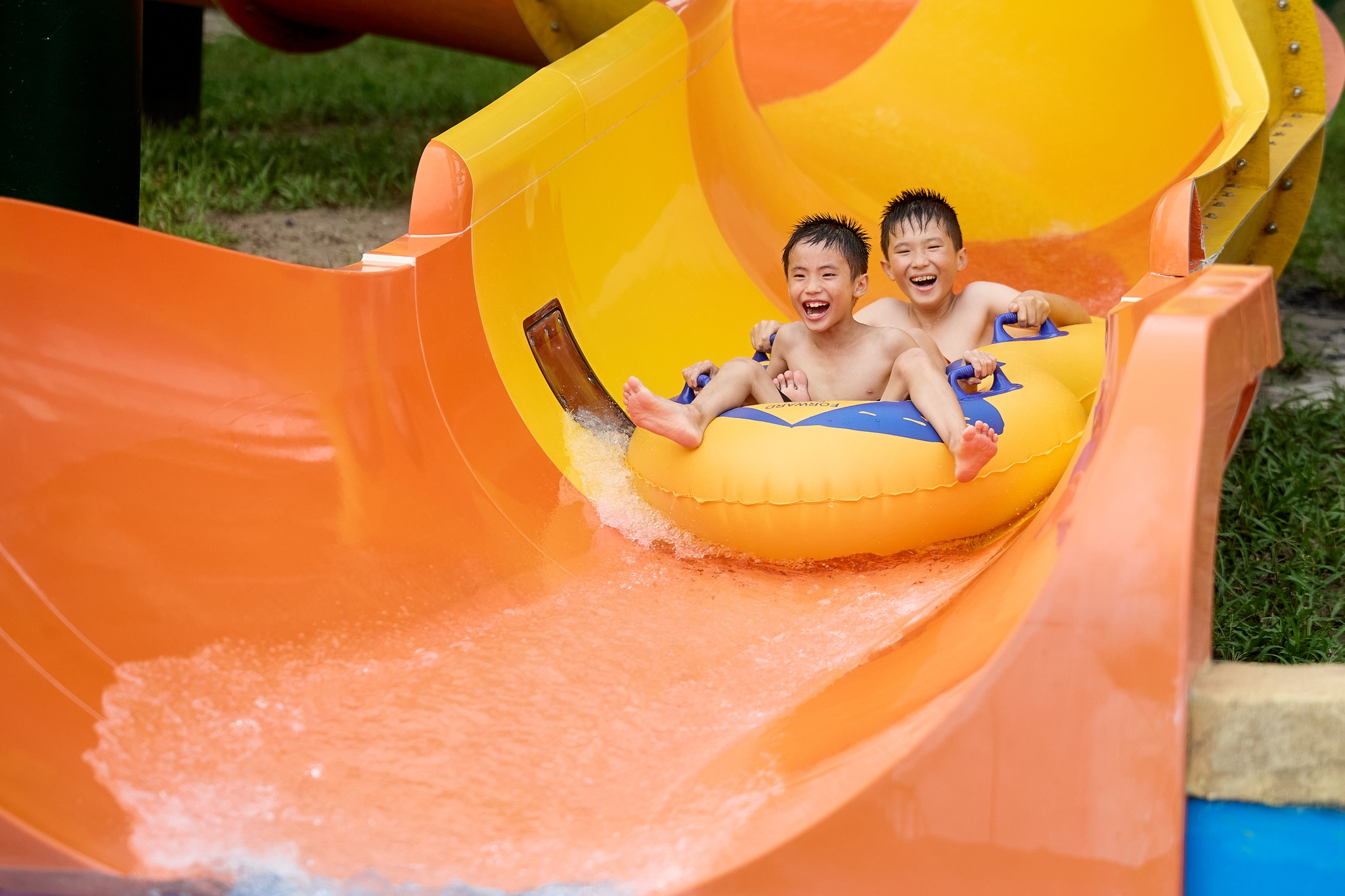 Công viên có những đường trượt nhẹ nhàng, phù hợp với cả những bạn nhỏ. 