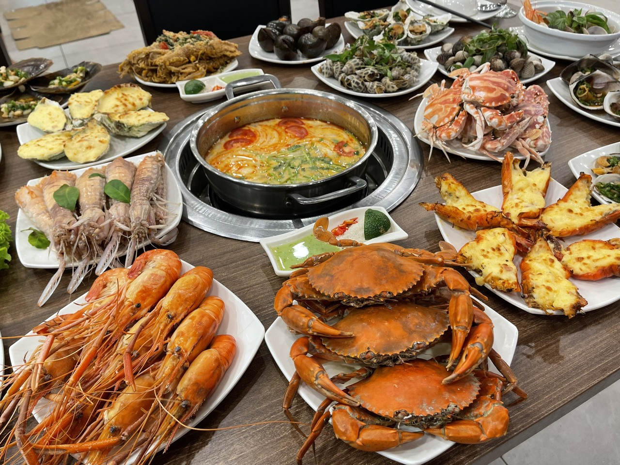 Hải sản tươi ngon, hấp dẫn là một món ăn được nhiều người yêu thích khi đến Sầm Sơn.
