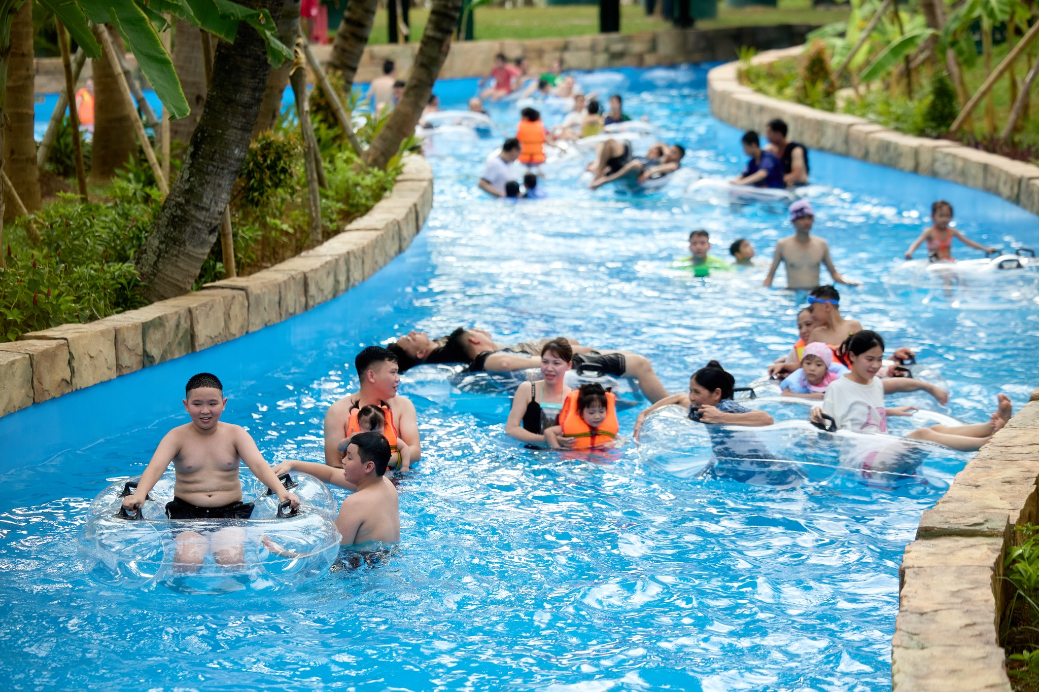 Buổi chiều là thời gian thích hợp để thư giãn trên dòng sông lười.