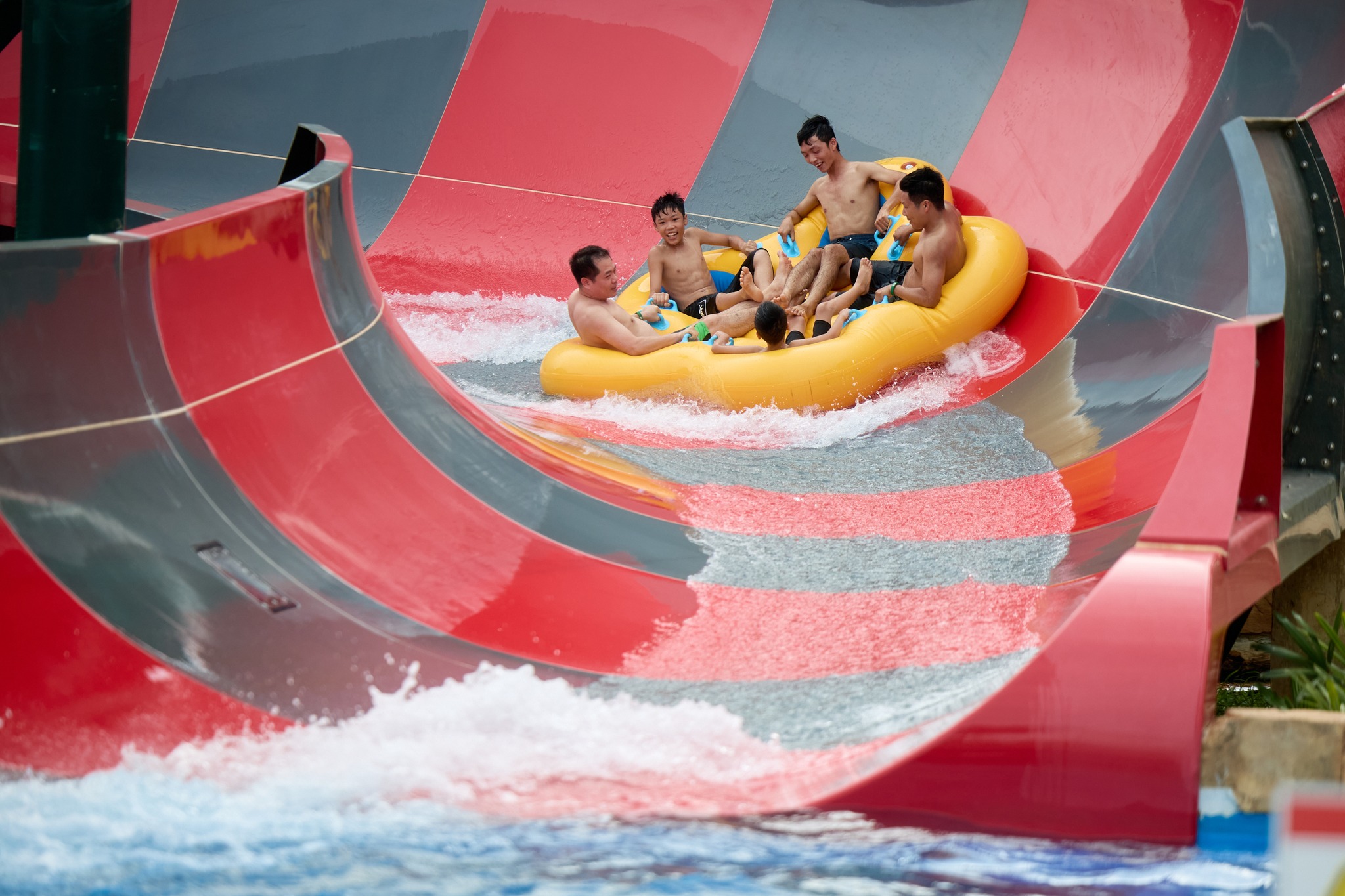 Không gian vui chơi hiện đại tại Sun World Sam Son thu hút đông đảo du khách.