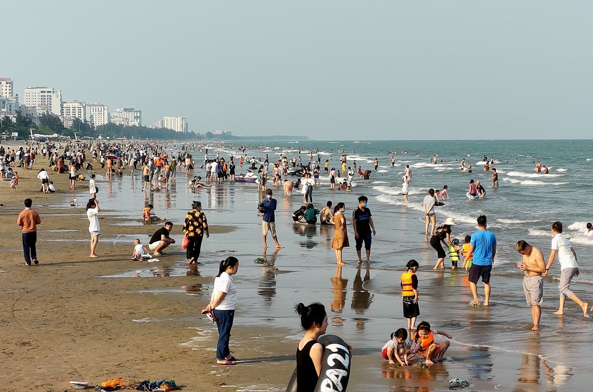 Buổi sáng, du khách dành thời gian vui chơi tại biển Sầm Sơn.
