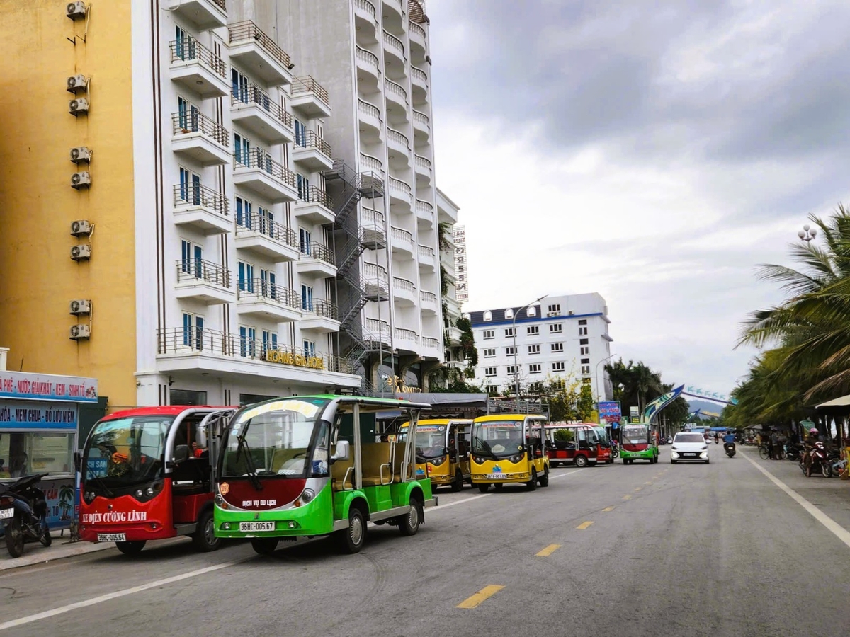 Du khách dễ dàng di chuyển từ biển đến Sun World Sam Son bằng xe điện. 