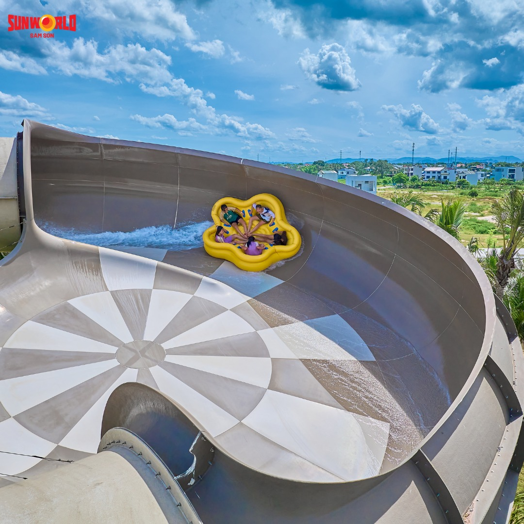Du khách trải nghiệm những đường trượt cảm giác mạnh tại Sun World Sam Son. 