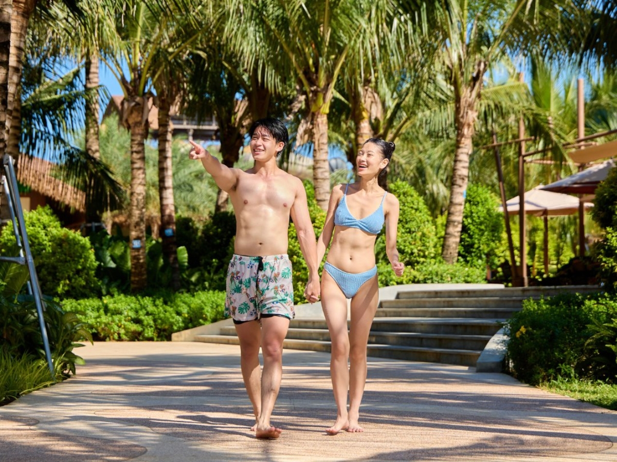 Du khách đi dạo và check-in tại Sun World Sam Son. 
