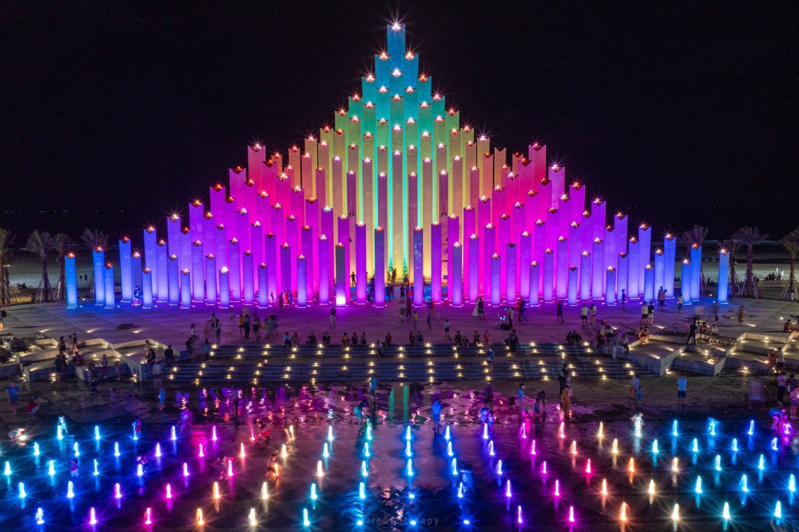 Tháp Tam Thắng rực sáng ánh đèn về đêm