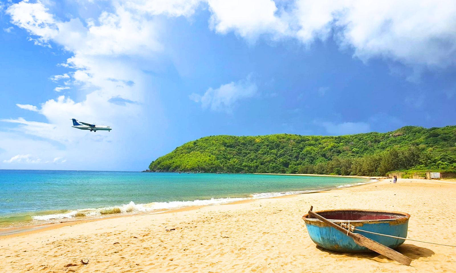 Du khách có thể thoải mái tắm biển với bãi cát vàng mịn và làn nước trong xanh 