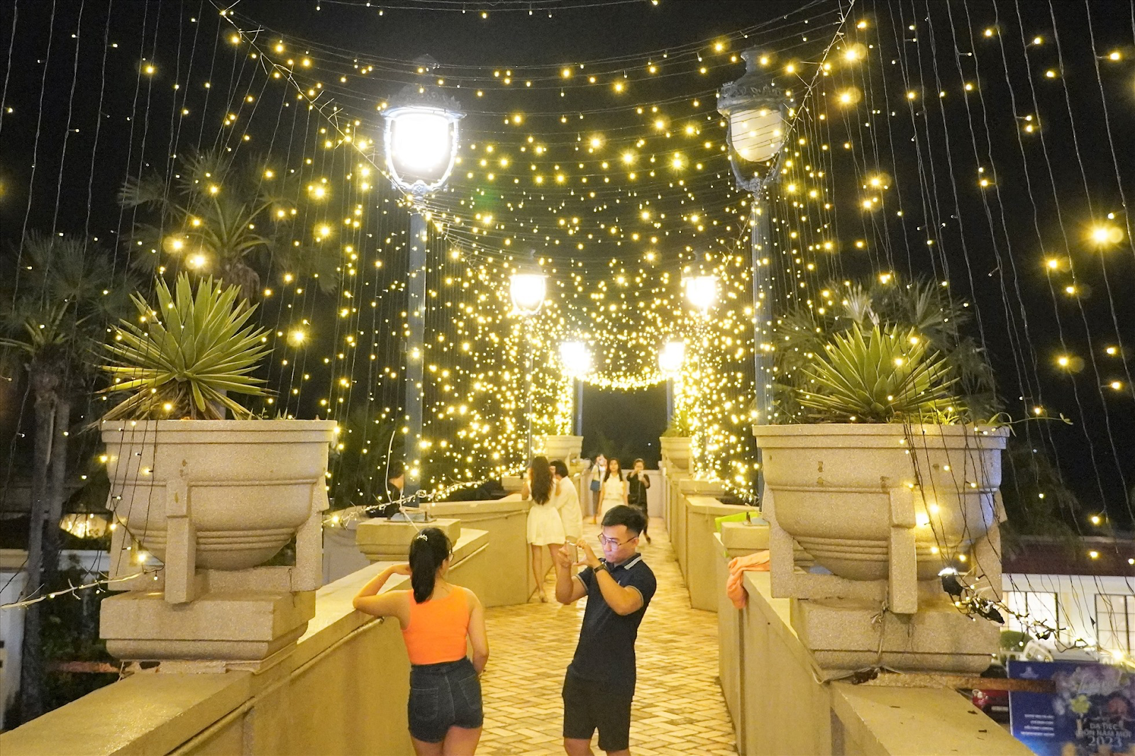 Nhiều địa điểm nổi tiếng được “thắp sáng” vào dịp Noel