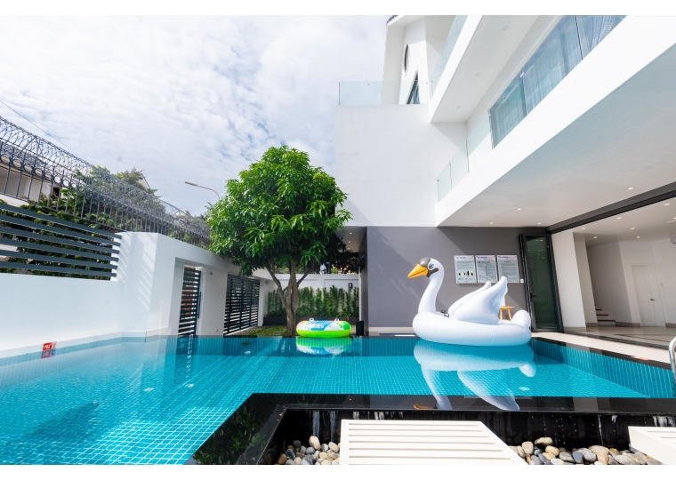 Bể bơi ngoài trời rộng rãi tại Hoàng My Villa
