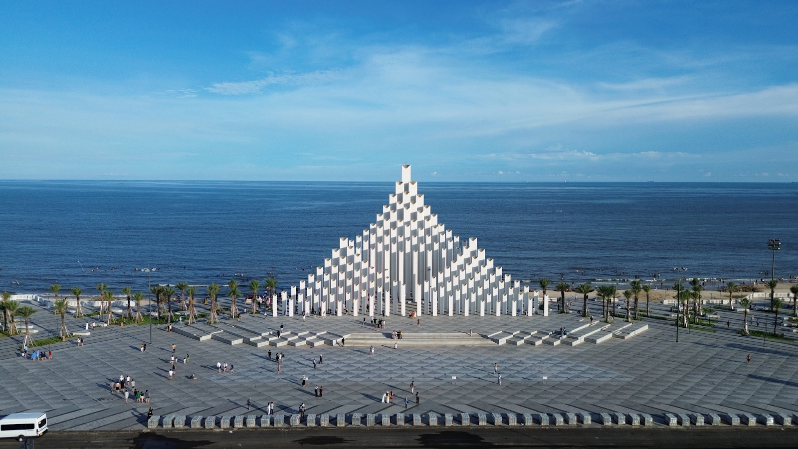 Quảng trường Tam Thắng nằm ngay khu vực Bãi Sau 