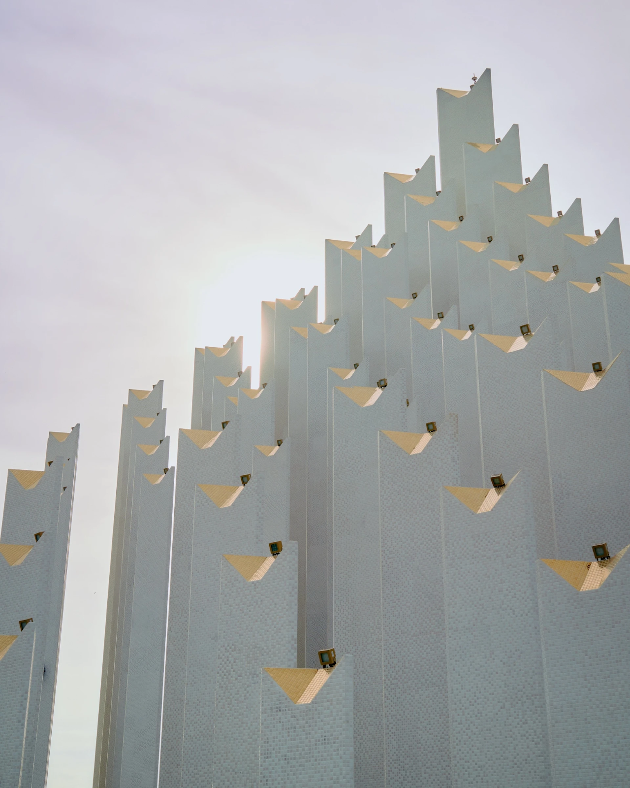 Cận cảnh những trụ cột được làm từ gạch gốm mosaic 