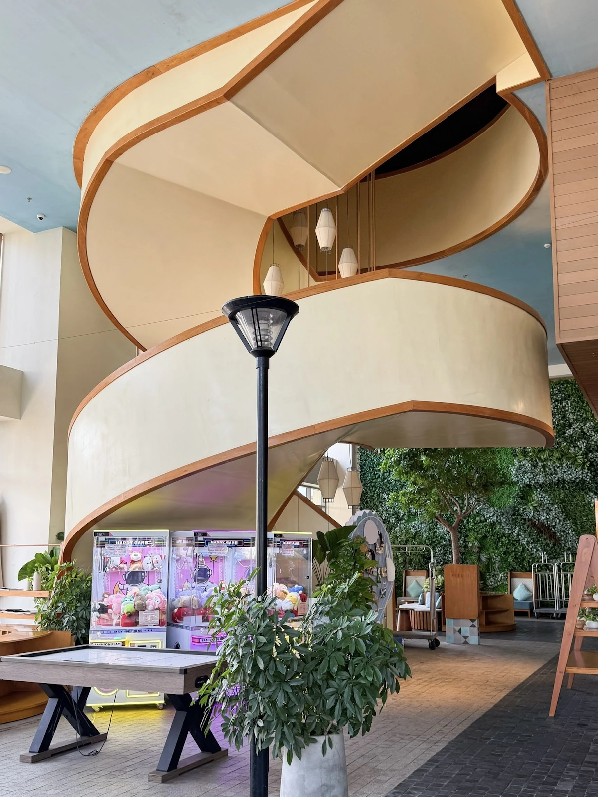 Không gian độc đáo của Starbucks thu hút nhiều du khách ghé thăm 