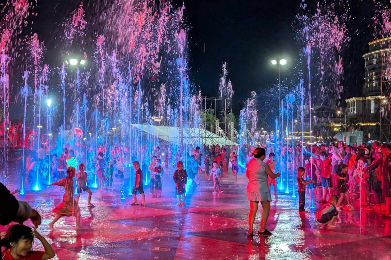 Người lớn đến trẻ em hào hứng vui chơi dưới không gian nước tại Quảng trường Tam Thắng