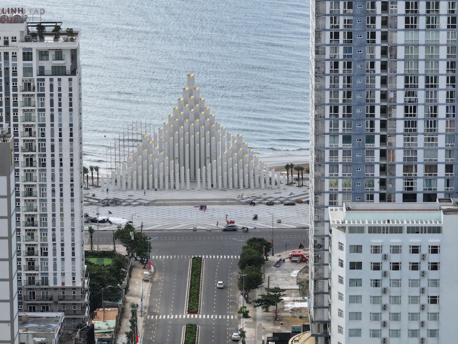 Quảng trường Tam Thắng nằm ngay khu vực trung tâm nên rất tiện di chuyển