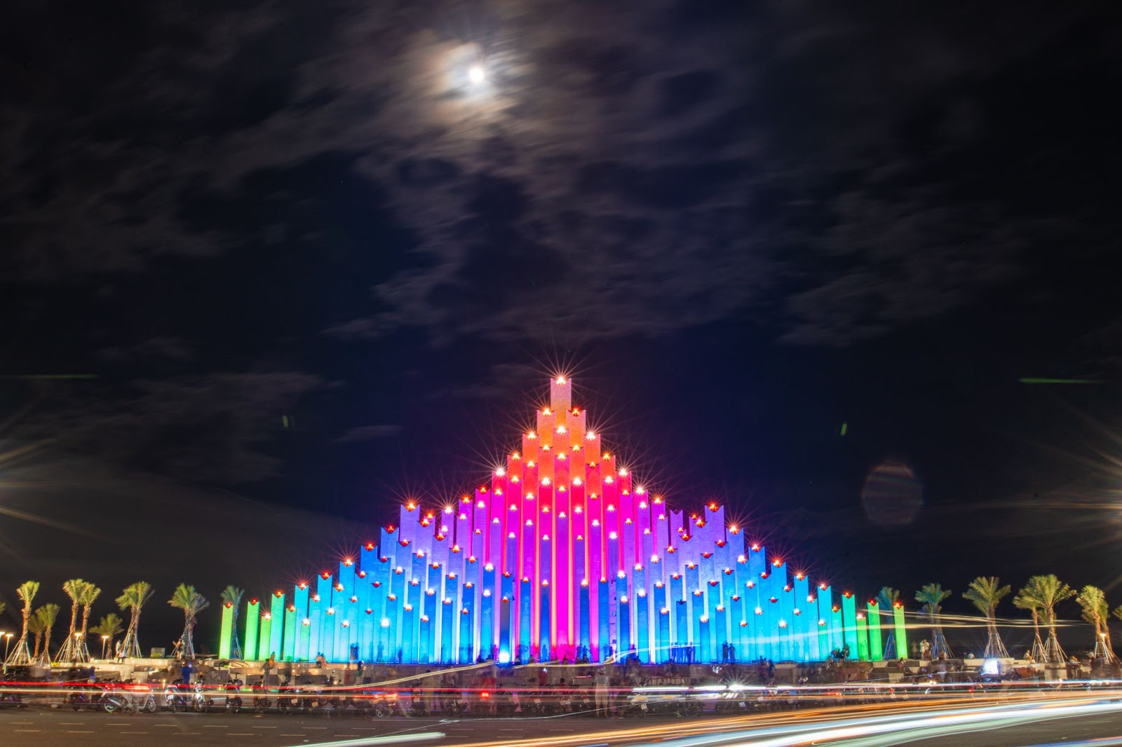 Buổi tối là thời điểm nhiều người đến chơi tại Quảng trường Tam Thắng 