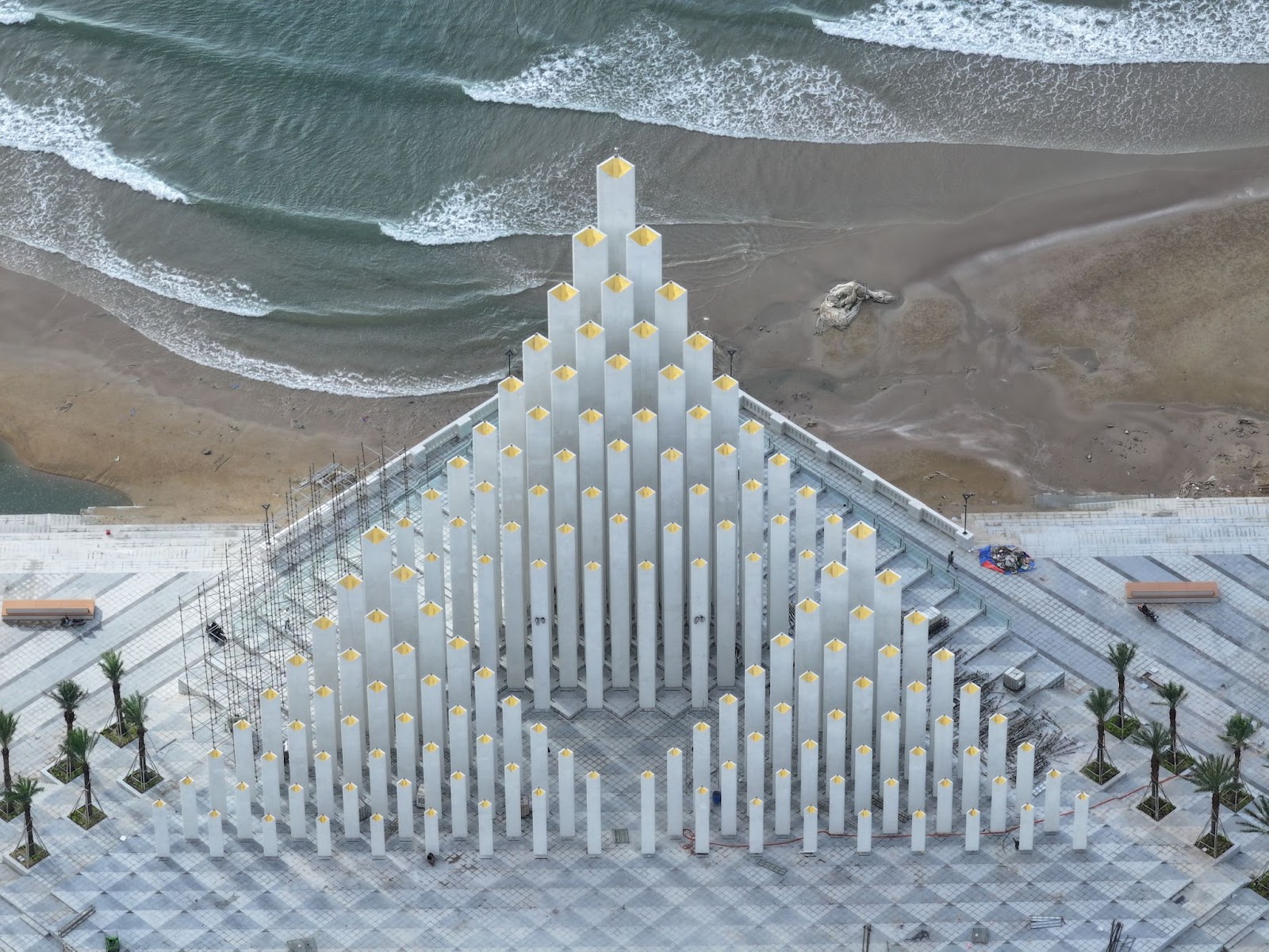 Tháp Tam Thắng có tạo hình ba mũi thuyền hướng ra biển