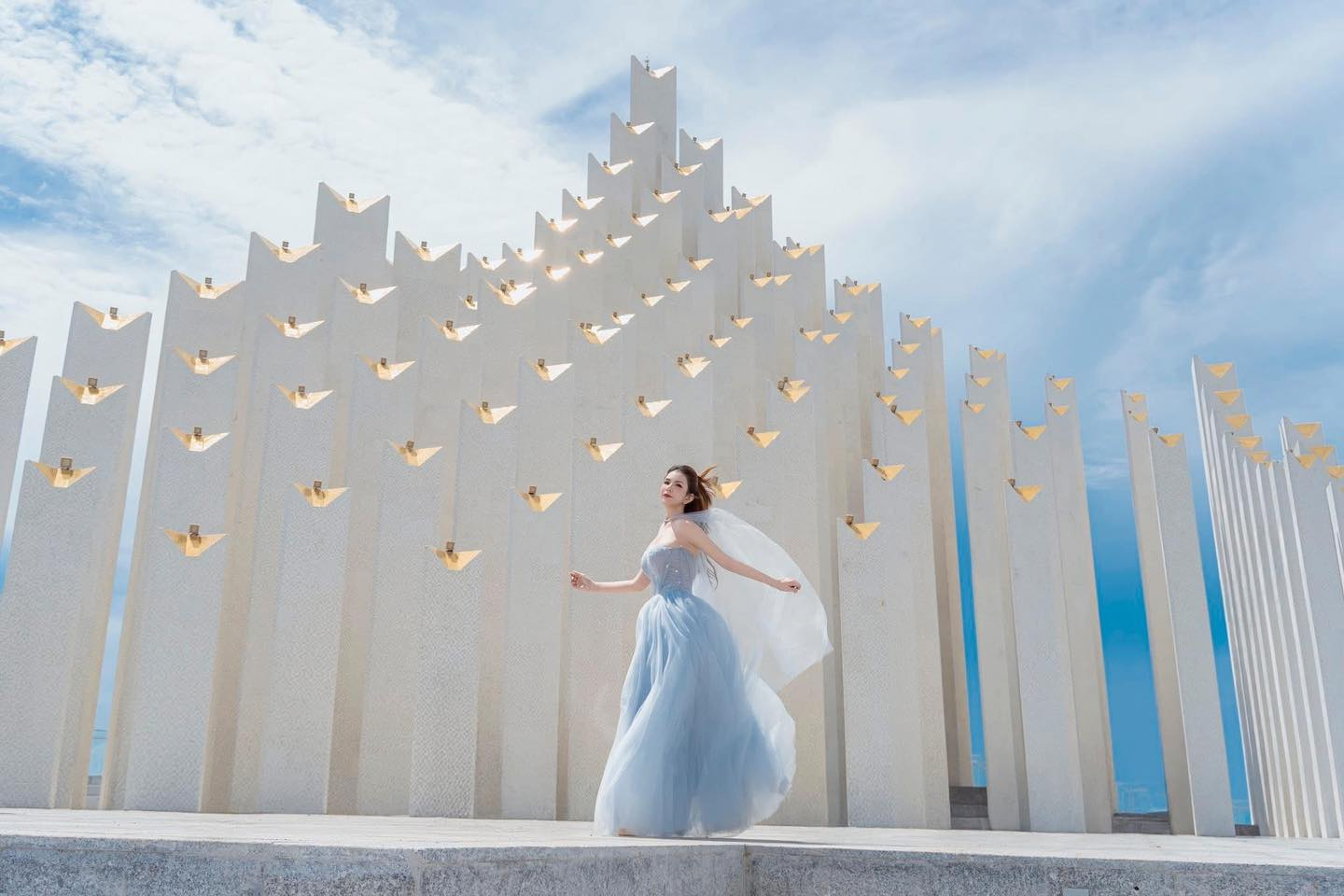 Không chỉ là điểm check in, Quảng trường Tam Thắng còn tựa một studio chụp ảnh nghệ thuật