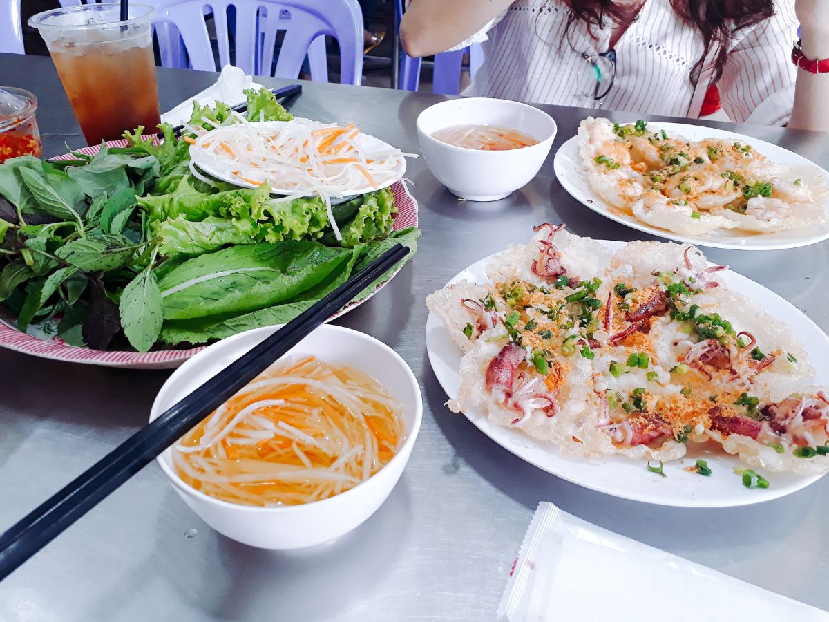 Không gian quán bánh khọt Gốc Vũ Sữa bình dị gần gũi với du khách và người dân địa phương.