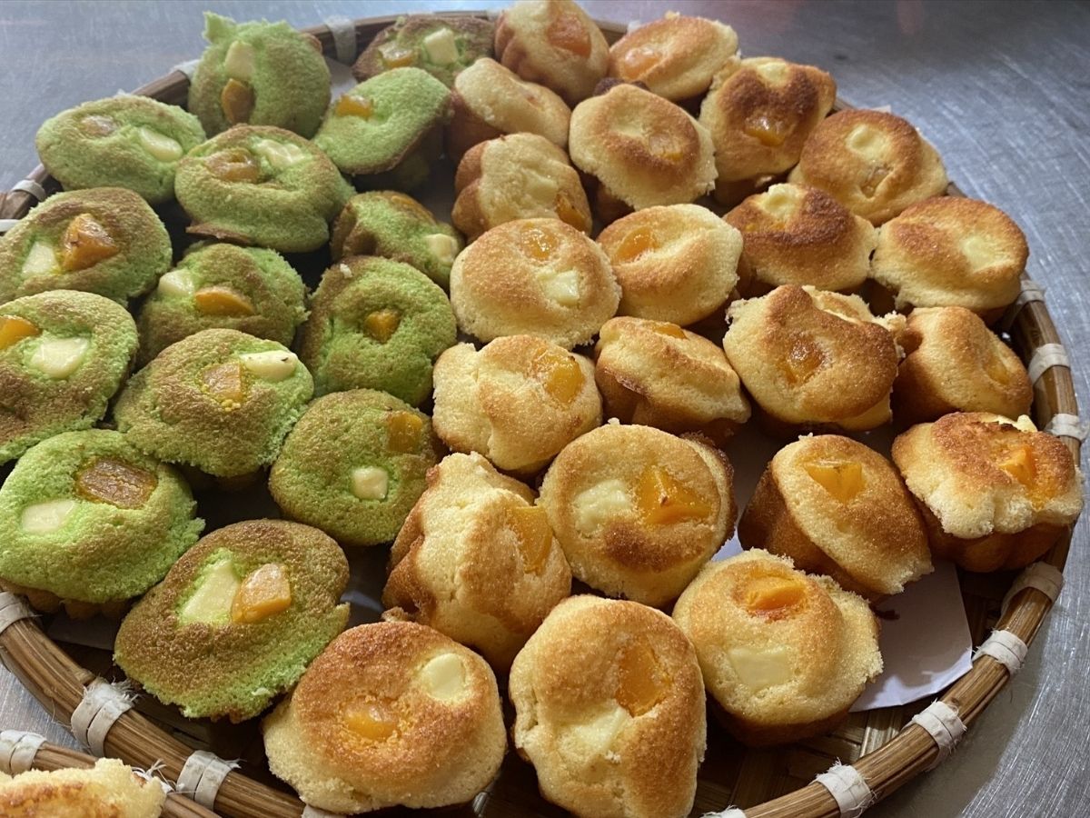 Bánh bông lan trứng muối Vũng Tàu được biến tấu mang phong cách riêng của phố biển.