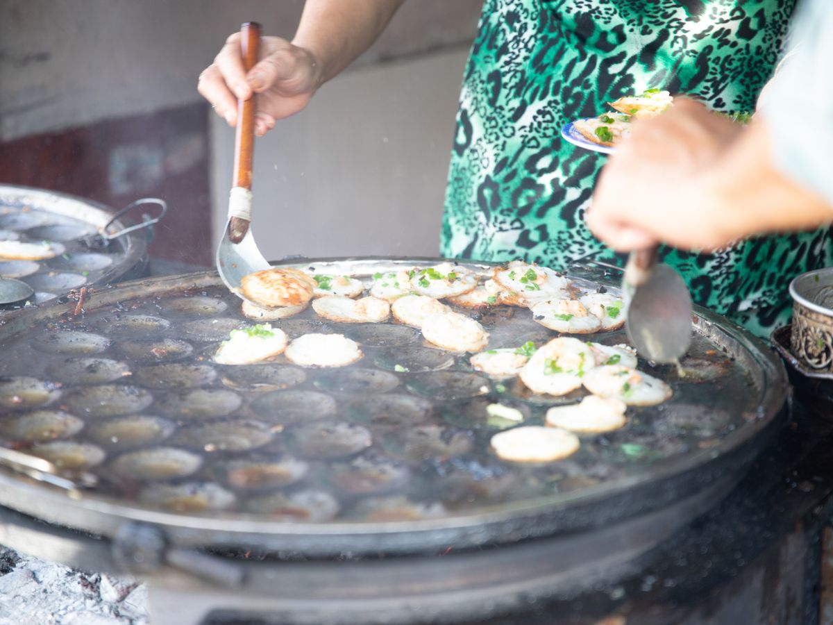 Quán bánh khọt Cây Xoài vẫn giữ được lượng khách đông đảo, đặc biệt vào cuối tuần.