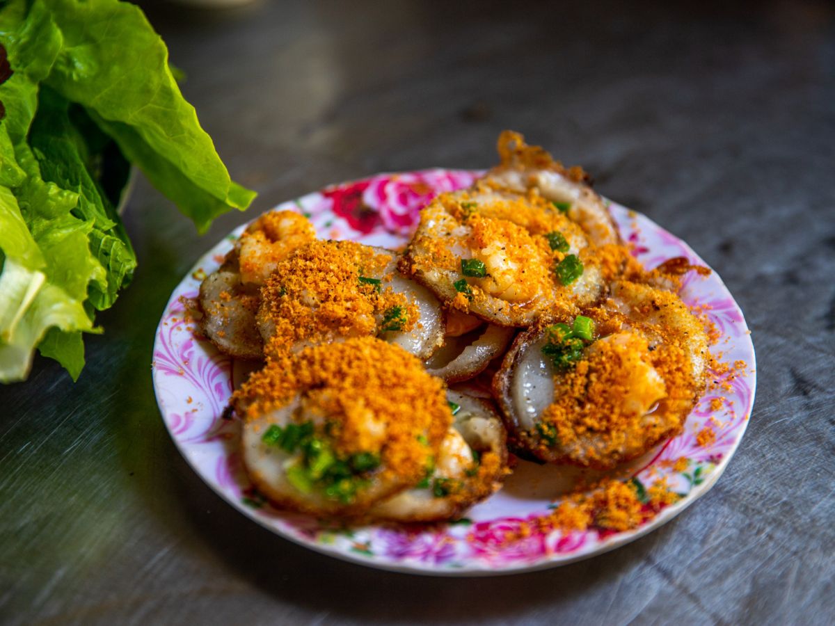 Giới thiệu món bánh khọt Vũng Tàu tại quán Cây Xoài.