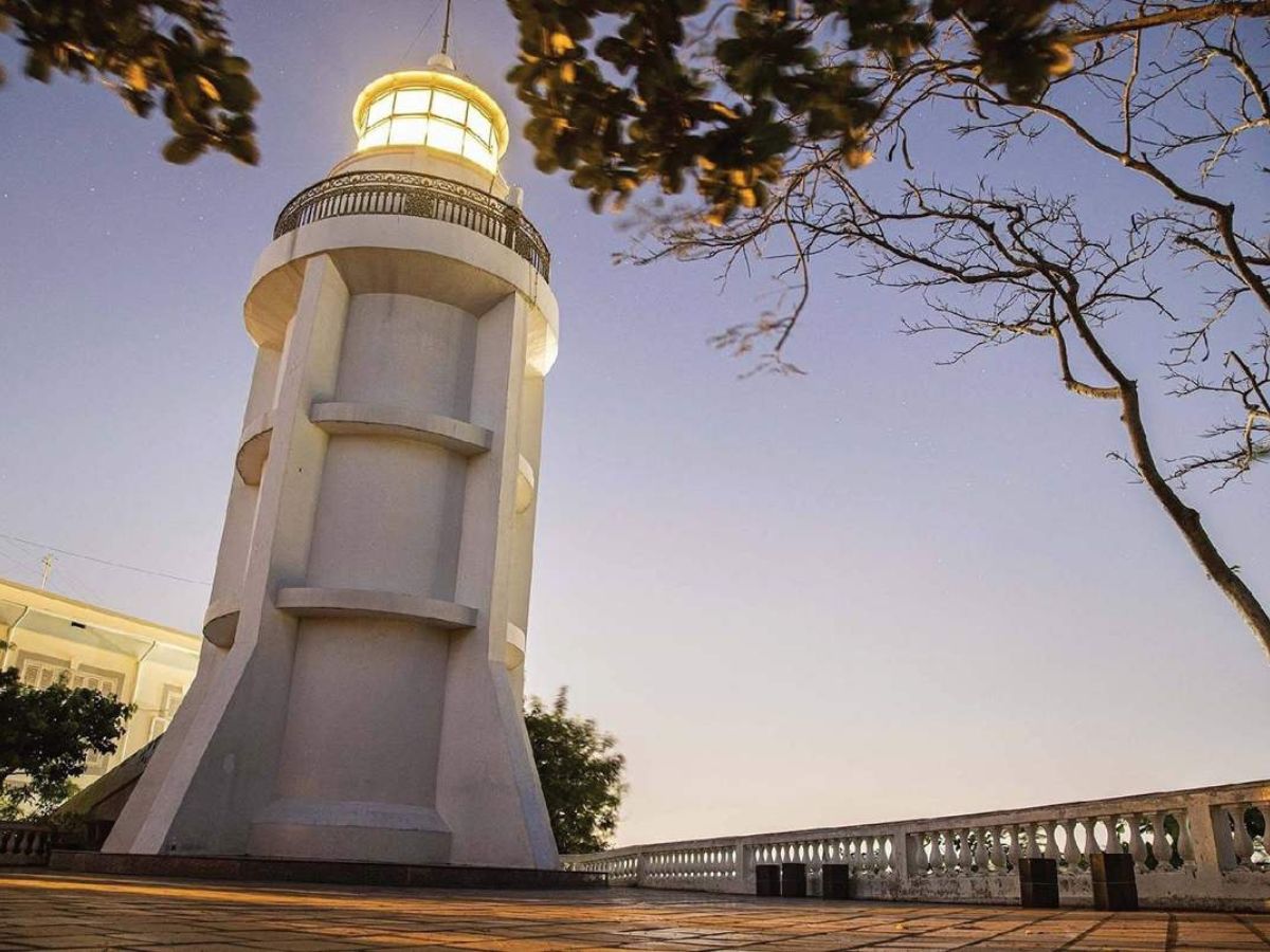 Quán bánh khọt Cây Xoài nằm cách ngọn Hải Đăng cổ không xa, trên con phố Nguyễn Trường Tộ