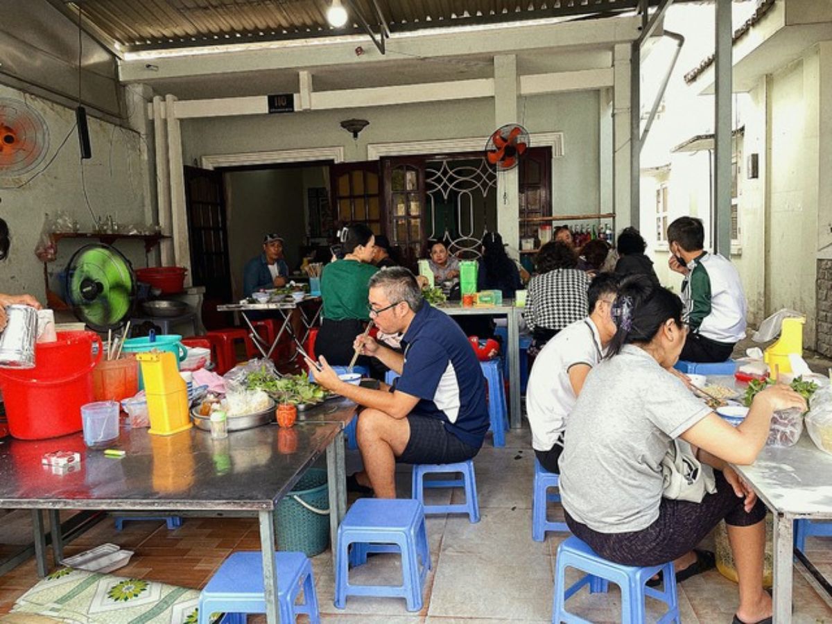 Không gian quán bánh khọt Cây Xoài Vũng Tàu bình dị, gần gũi. 