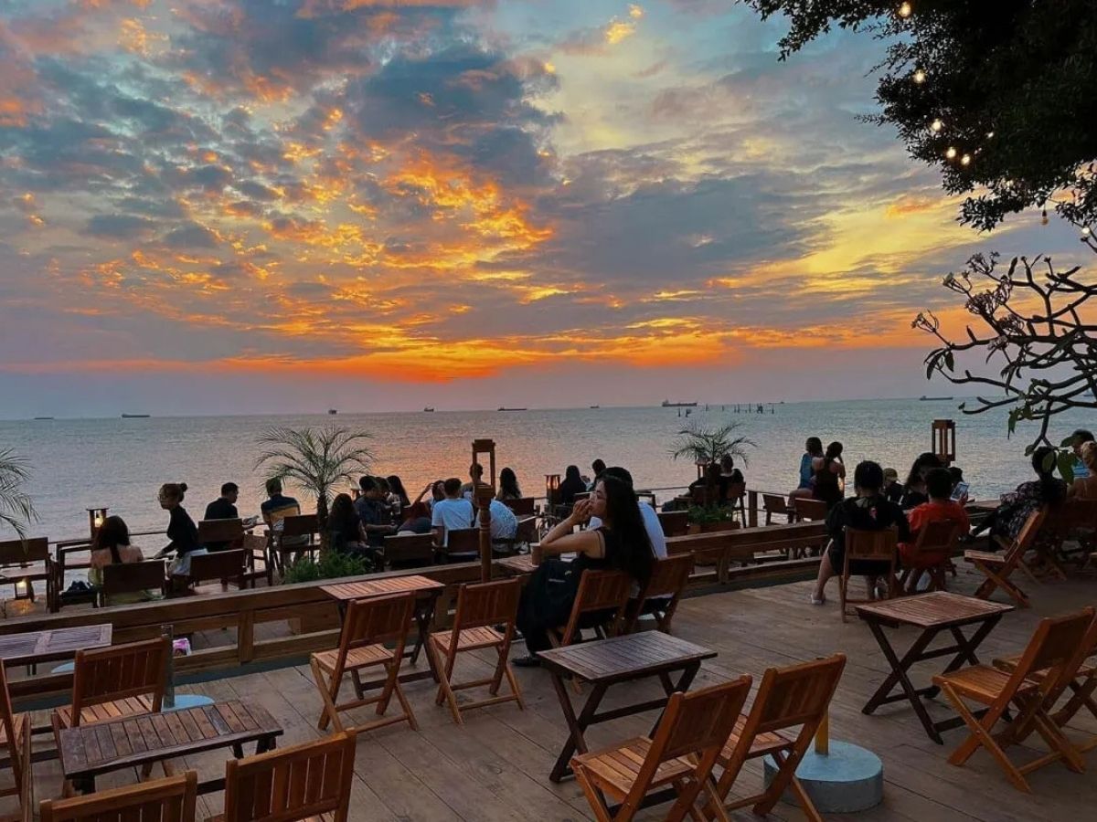 Trải nghiệm ngắm hoàng hôn trên biển tại quán Suối Bên Biễn Vũng Tàu.