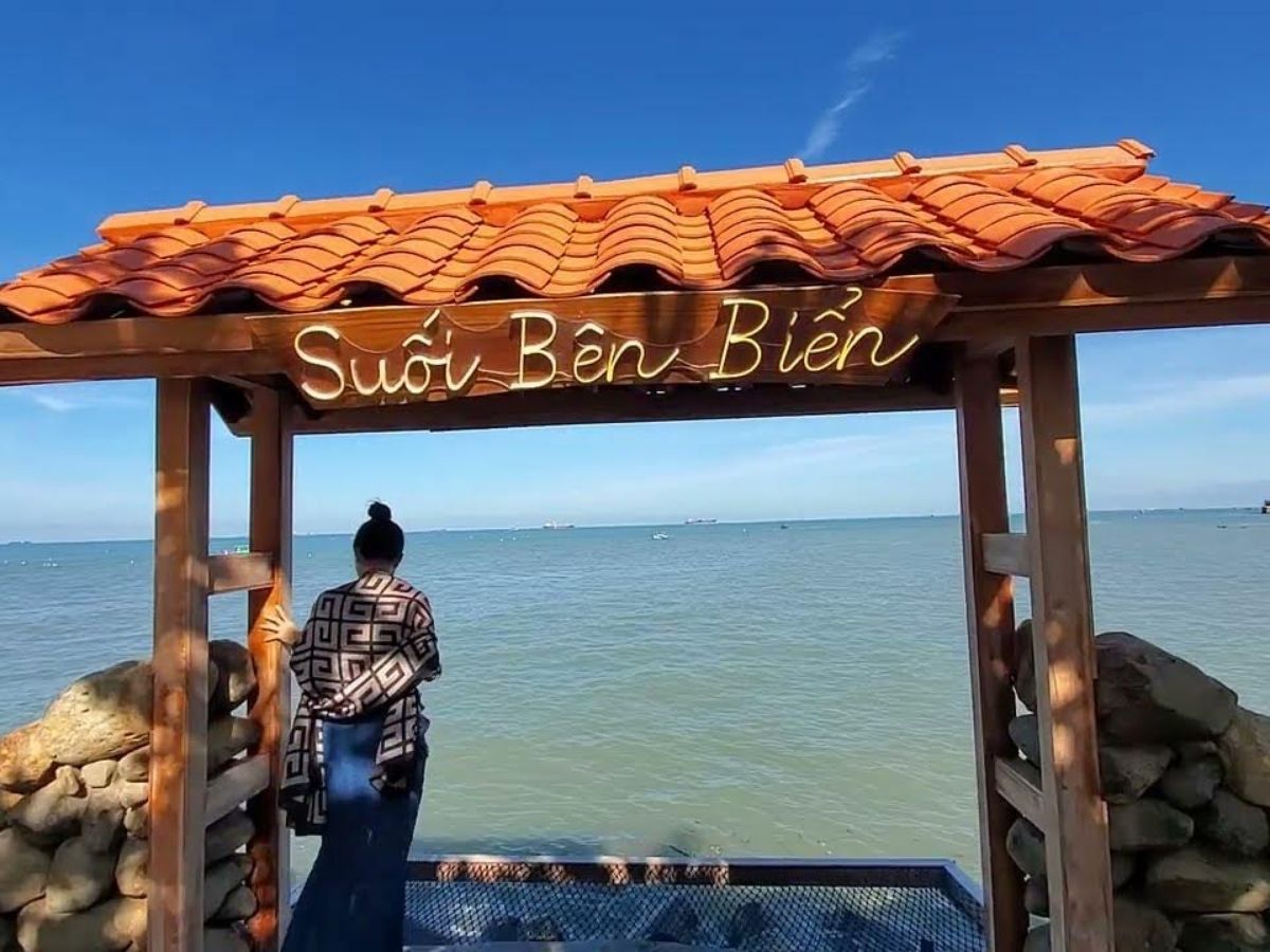 Quán cafe Suối Bên Biển Vũng Tàu sở hữu vị trí thuận lợi, view biển đẹp. 