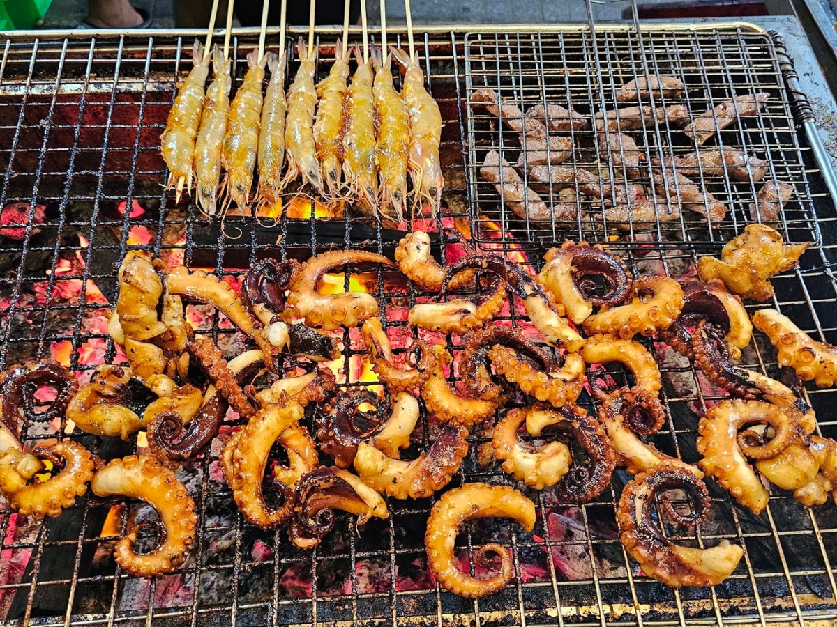 Các món nướng được chế biến trực tiếp ngay tại quầy, tỏa hương thơm nức mũi. 