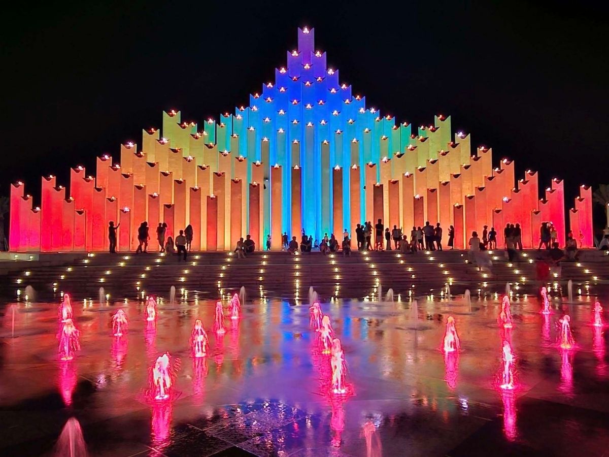 Tháp Tam Thắng ngay khu vực bãi Sau là điểm dừng chân được yêu thích của nhiều du khách.