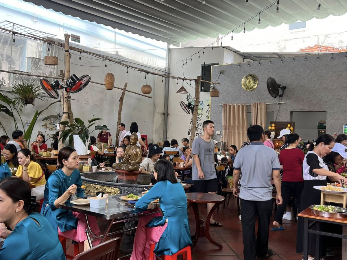 Chọn quán chay có thực đơn đa dạng và đông khách để thưởng thức phong vị ẩm thực chay Vũng Tàu.