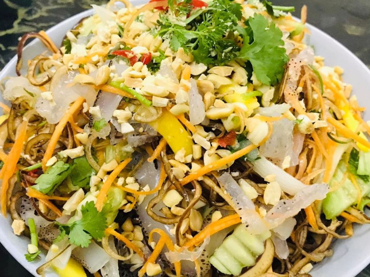 Nộm sứa Vũng Tàu kết hợp với nhiều nguyên liệu quen thuộc.