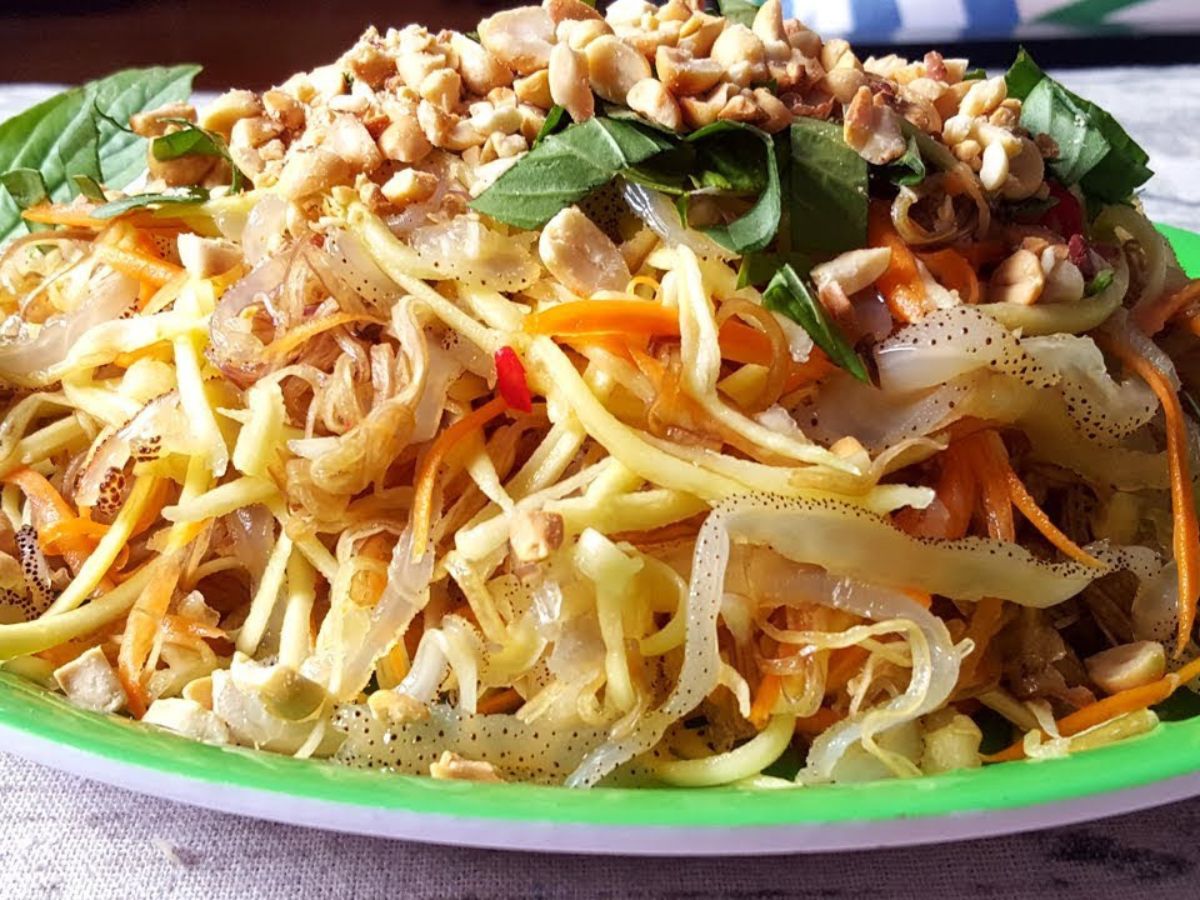 Nộm sữa Vũng Tàu hấp dẫn du khách khi đến phố biển. 