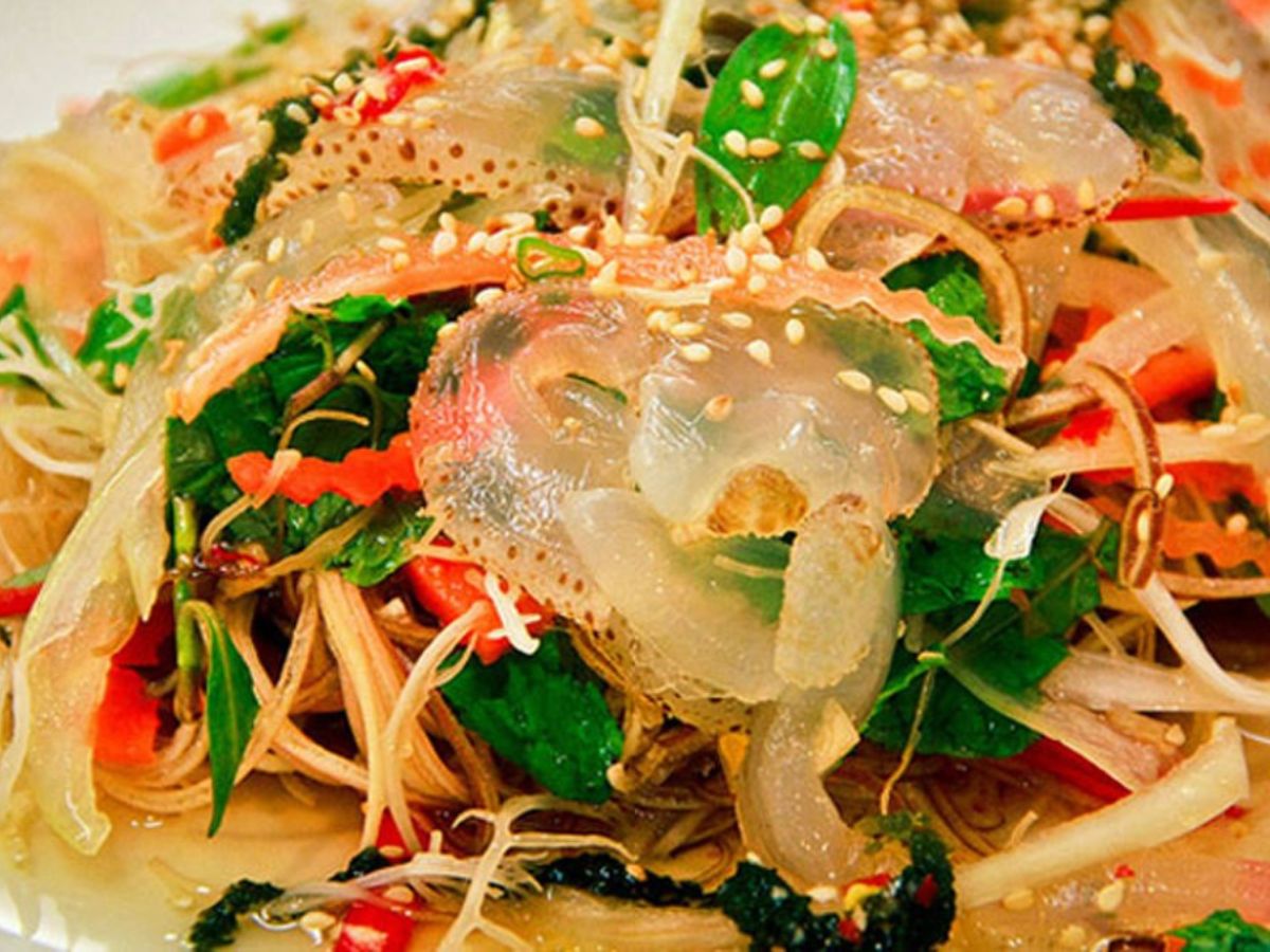 Du khách nên chọn những quán uy tín chế biến gỏi sứa sạch, an toàn.