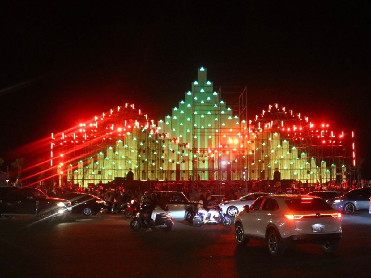 Check-in Tháp Tam Thắng về đêm đẹp linh linh ở ngay bãi Sau.