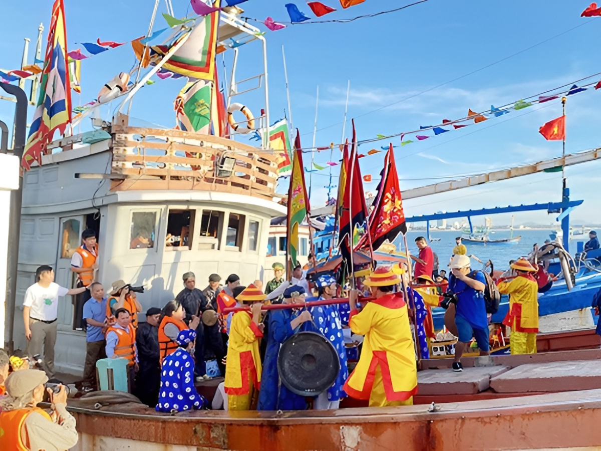 Nghi thức rước Ông linh thiêng trên biển.