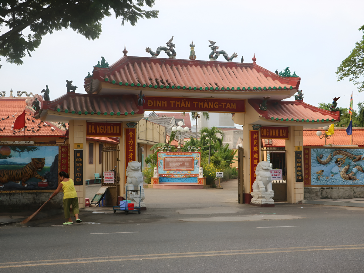 Khung cảnh Đình thần Thắng Tam cổ kính và trang.