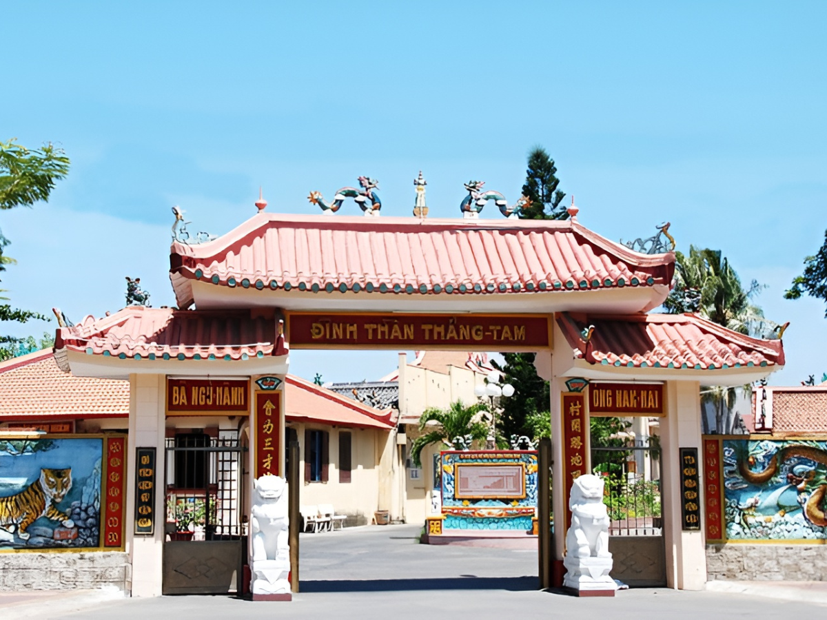 Cảnh quan thanh bình bao quanh Đình thần Thắng Tam.