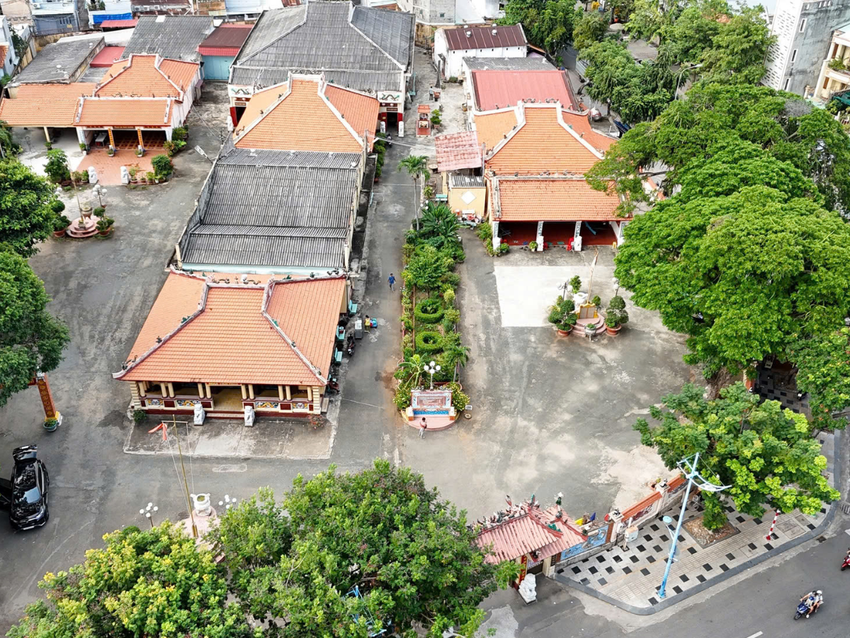 Đình thần Thắng Tam tọa lạc tại trung tâm thành phố Vũng Tàu. 